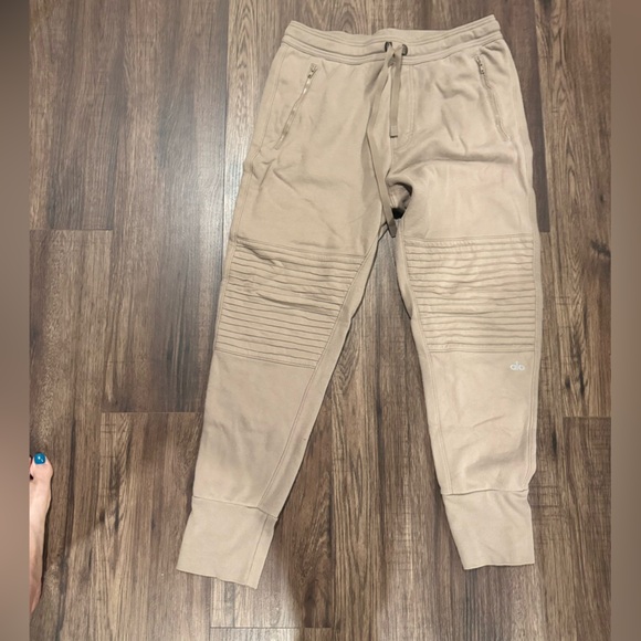 Men’s ALO yoga moto jogger, beige sz L - Picture 1 of 3